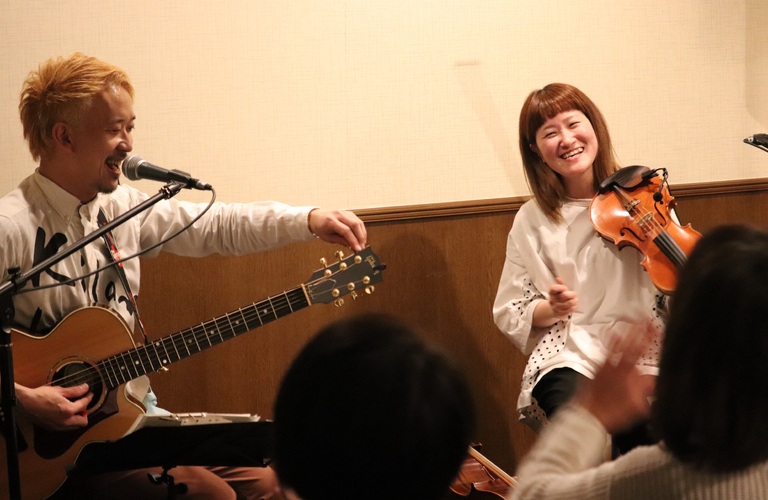 一人で気軽な時間を過ごせるバー | 浜大津のバーなら音楽酒場もう愛はトゥモロウへ