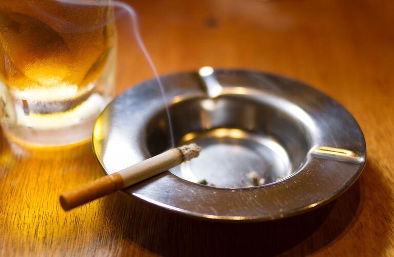 喫煙可でお酒と音楽を楽しめる居酒屋 | 浜大津のバーなら音楽酒場もう愛はトゥモロウへ